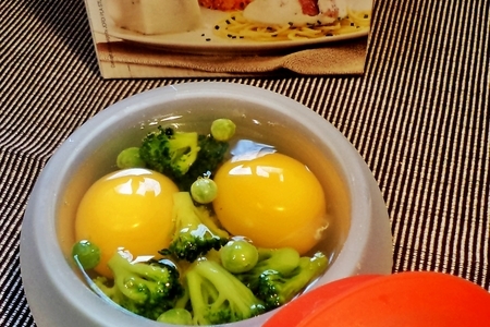 Яйца с брокколи и зеленым горошком! "3 шага и готово!" быстро и вкусно! : шаг 3