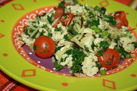 Яркий рис с помидорами черри, яйцом и зеленью: шаг 9