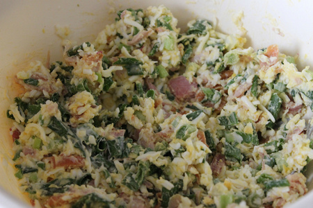 Жареные пирожки с яйцом, зеленым луком и копченой курицей: шаг 5