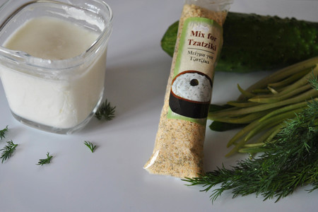 Йогуртовый соус-дип по мотивам греческого «дзадзыки» к шашлыку: шаг 2
