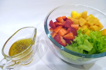 Салат с манго и клубникой : фото шаг 2