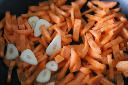 Карри-рис с морковью: шаг 3