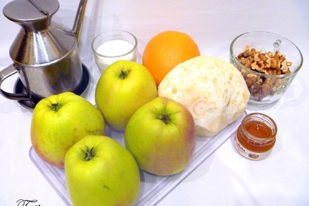 Яблоки, запеченные с сельдереем и грецкими орехами: шаг 1