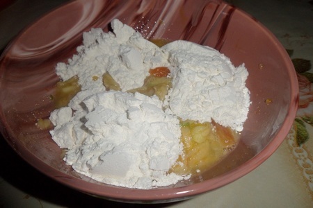 Пирог -лепешка с яблоком и курагой: шаг 2