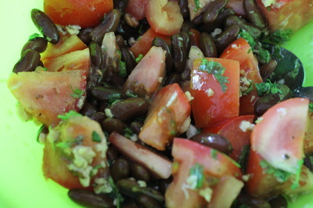 Салат с красной фасолью и помидорами: шаг 5