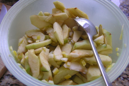 Яблочный пирог с кедровыми орешками: шаг 2