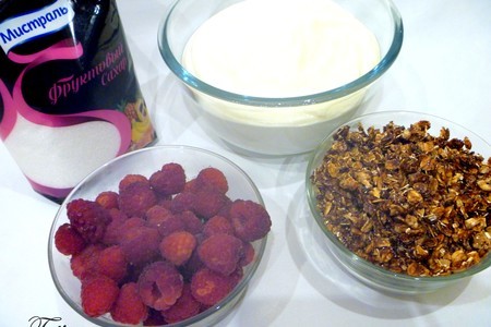 Десерт творожный с грильяжными хлопьями и ягодным соусом: шаг 4