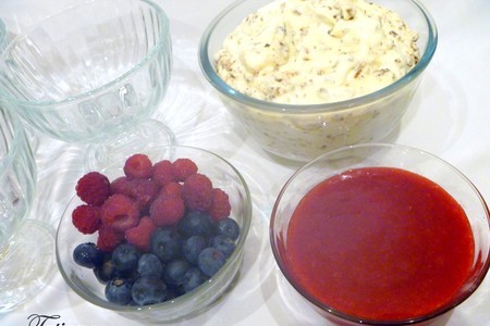 Десерт творожный с грильяжными хлопьями и ягодным соусом: шаг 5