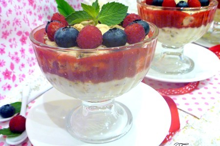 Десерт творожный с грильяжными хлопьями и ягодным соусом: шаг 6