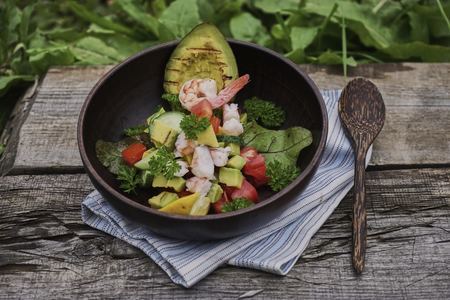 Овощной салат с печёным авокадо и креветками : шаг 4