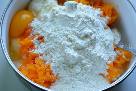 Морковные сырники с медом: шаг 4