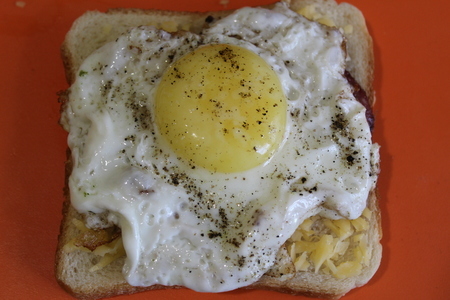 Горячий бутерброд с колбасой, яйцом, сыром и песто из базилика: шаг 4