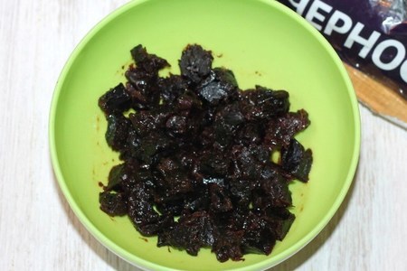 Куриный салат с орехами и черносливом: шаг 3