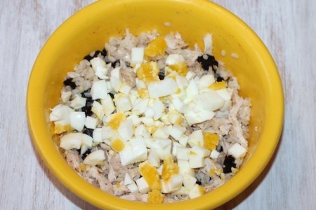 Куриный салат с орехами и черносливом: шаг 5