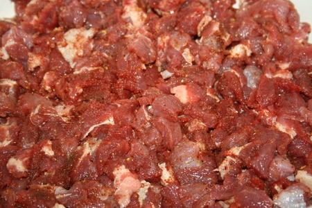 Острые говяжьи и чесночные свино-говяжьи домашние колбаски и тёплый соус "глянец" к ним: шаг 3