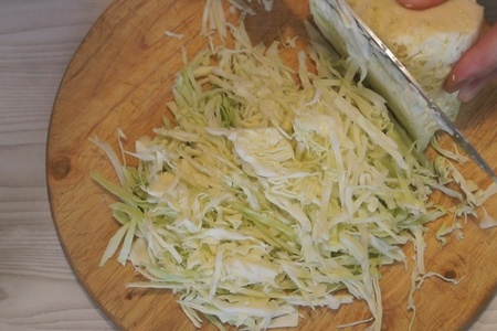Салат с капустой, яйцом и зеленым горошком. быстро, просто и доступно! : шаг 1