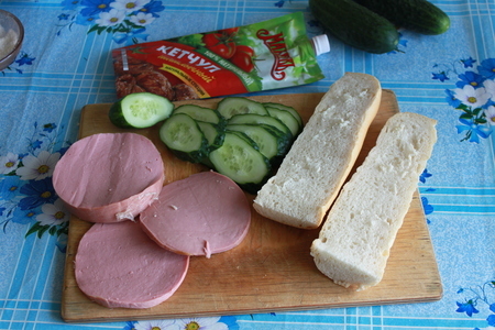 Бутерброд с огурцами и колбасой: шаг 2