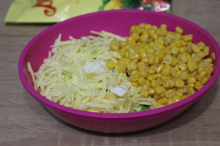 Салат из пекинской капусты с сыром и кукурузой: шаг 2