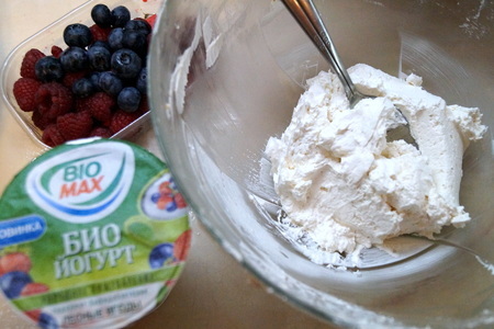 Торт молочная девочка со свежими ягодами и йогуртовым кремом.: шаг 6