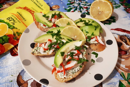 "крабовые" бутерброды с авокадо и укропным майонезом: шаг 6