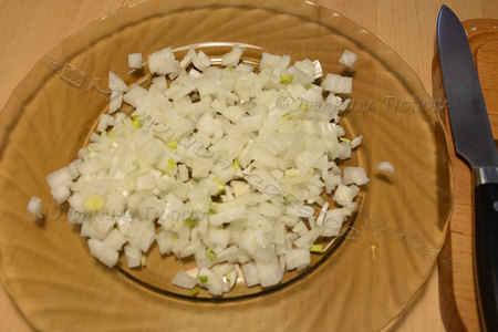 Слоеный салат  с курицей, помидорами, грибами и сыром: шаг 4