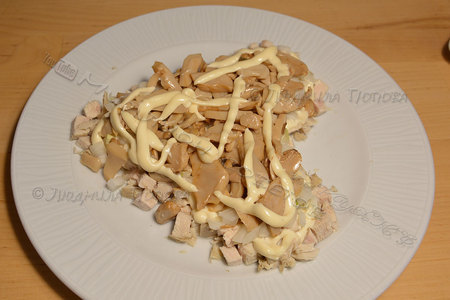 Слоеный салат  с курицей, помидорами, грибами и сыром: шаг 8