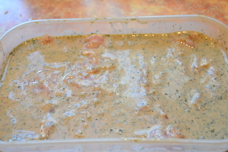 Ароматное куриное филе, запеченное в соусе из ряженки: шаг 4
