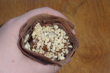 Шоколадные блины с вареной сгущенкой и арахисом: шаг 9
