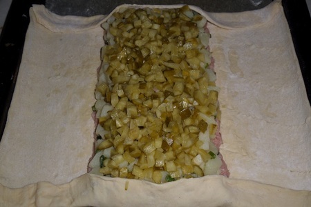 Пирог с мясным фаршем, картофелем и маринованным огурцом: шаг 7