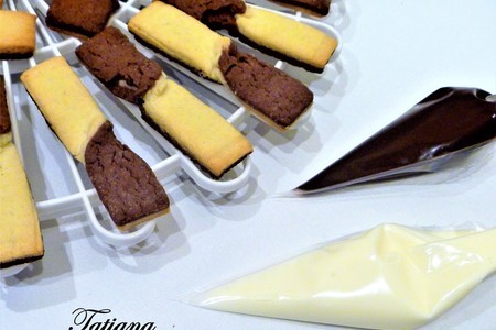 Печенье "черно-белые ленточки" в шоколадной глазури: шаг 4