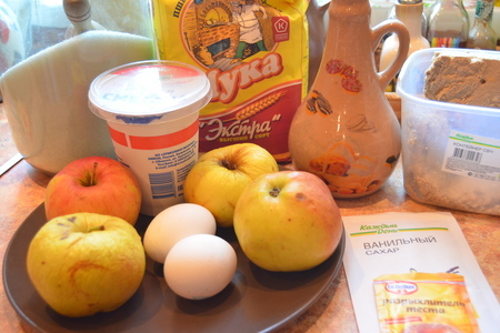 Бисквитный  пирог с яблоками и халвой: шаг 1