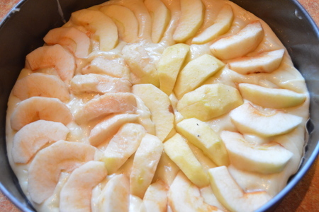 Бисквитный  пирог с яблоками и халвой: шаг 7