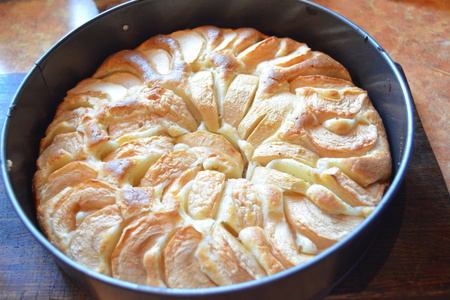 Бисквитный  пирог с яблоками и халвой: шаг 8