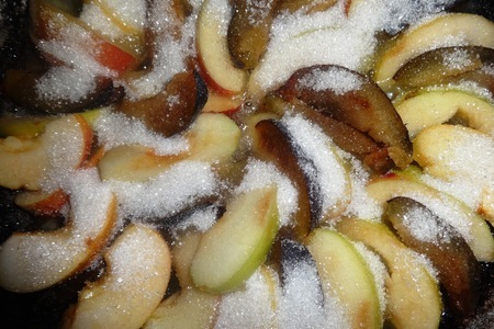 Пирог с яблоками и сливами: шаг 4