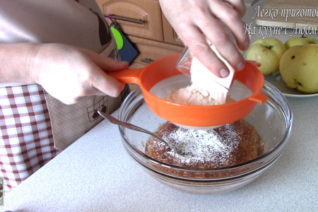 Ароматные кексы с яблоками и кокосовой стружкой. легко приготовить! : шаг 2