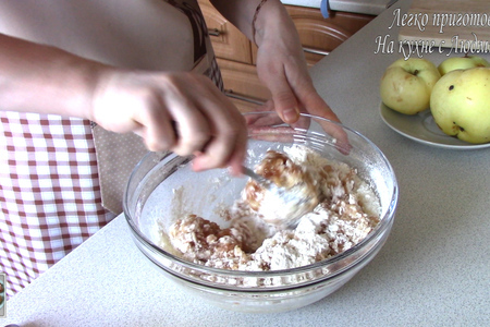 Ароматные кексы с яблоками и кокосовой стружкой. легко приготовить! : шаг 3