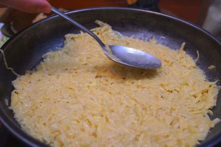 Картофельные драники с мясной начинкой и сыром: шаг 5