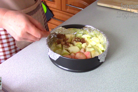 Яблочный постный пирог перевертыш с кремом: шаг 3
