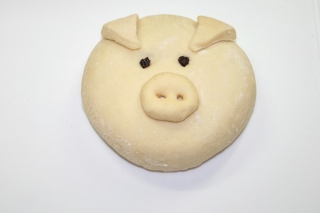 Новогодние булочки "счастливые свинки": шаг 12