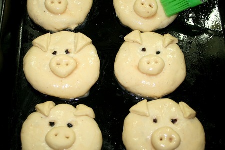 Новогодние булочки "счастливые свинки": шаг 14