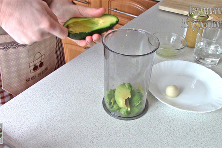 Соус из авокадо: шаг 1