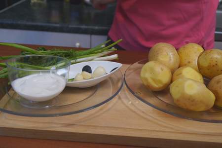 Запеченный картофель с корочкой под соусом!: шаг 1