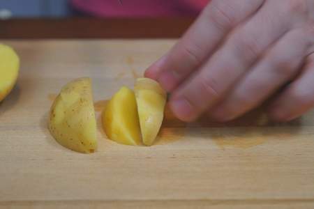 Запеченный картофель с корочкой под соусом!: шаг 2