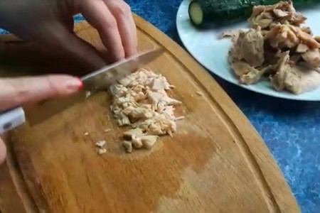 Салат с курицей и горошком: шаг 1