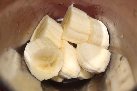Йогуртовый чиа-пудинг с бананом и малиной: шаг 1