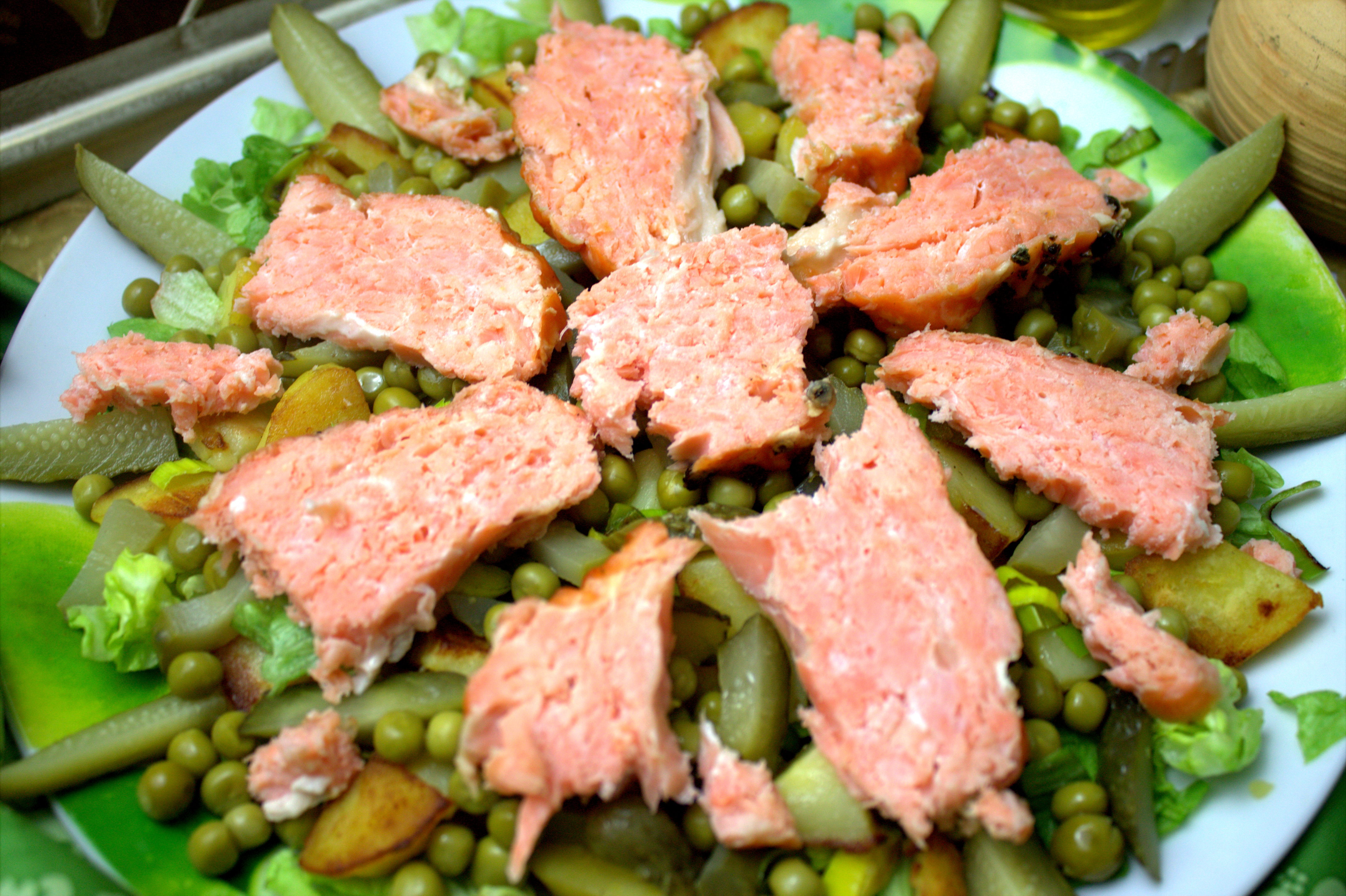 Тёплый салат с жареным картофелем и лососем