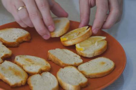 Закусочные бутерброды со шпротами: шаг 8