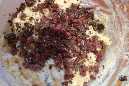 Творожный кекс с сушеной малиной и шоколадом: шаг 6