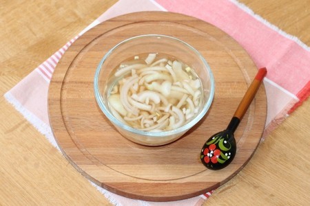 Салат с маринованными опятами в горчичном соусе: шаг 2