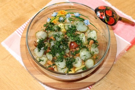 Салат с маринованными опятами в горчичном соусе: шаг 6